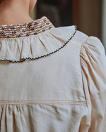 Chemise Vintage shirt with cream embroidered collar